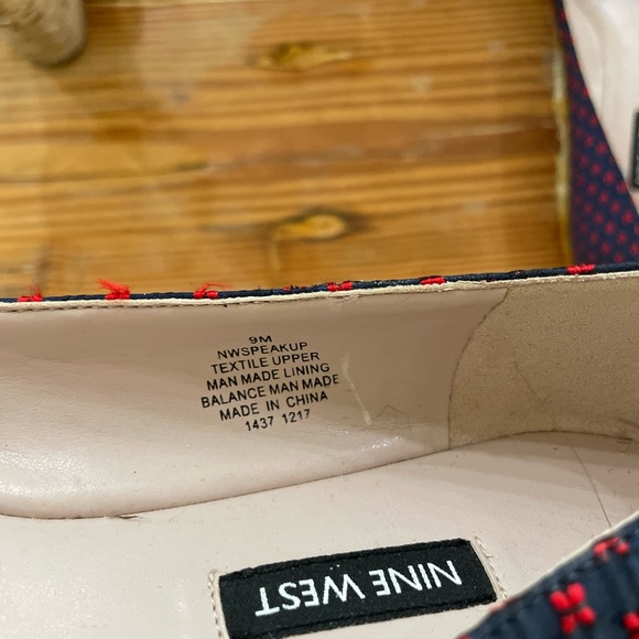 Nine West Speak Up Fabric Printed blue/red Point Flats. Size 9M. Never worn - Picture 3 of 3